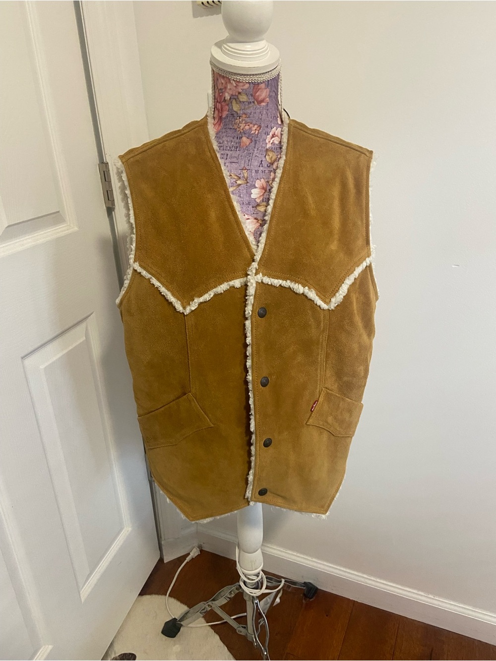 Levis men’s genuine leather vest medium NWT